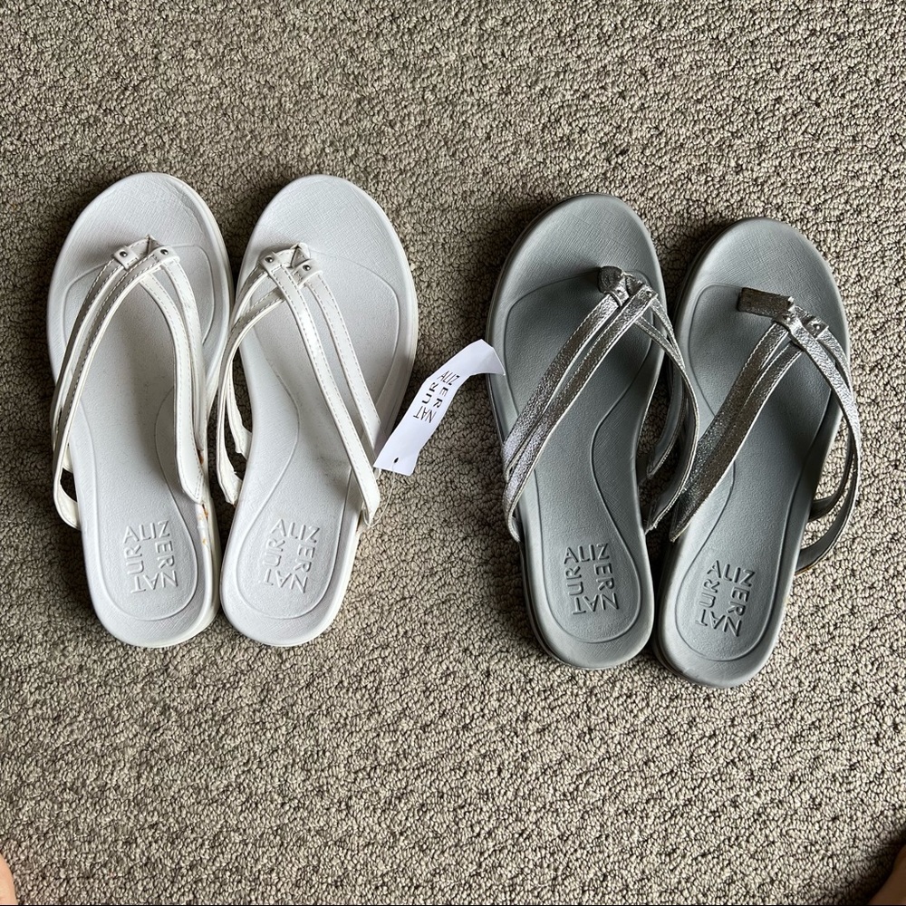 Naturalizer // Two pair of comfort flip flops